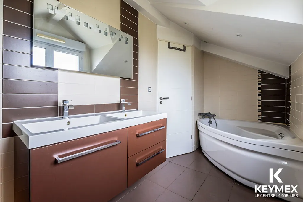 Salles de bain - Maison avec Jardin et Rez-de-Jardin à Domont