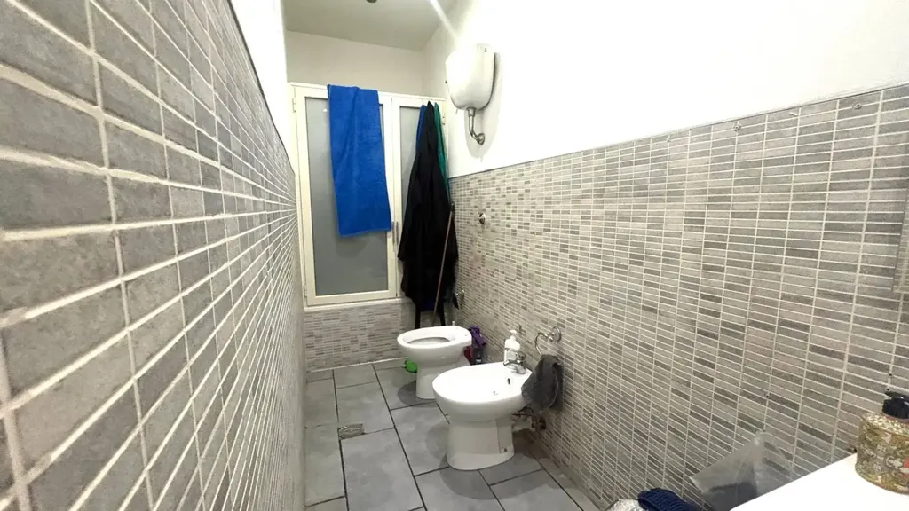 Salles de bain - Rear-Facing Bilocale with Balcony in Naples