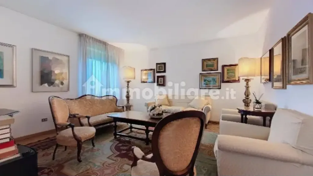 Living Room - Spacious Apartment with Balcony in Pisa Centre