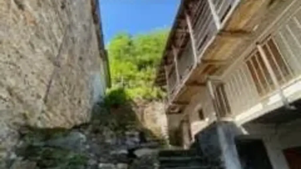 Pièces - Rustic Cottage with Balcony in Samolaco