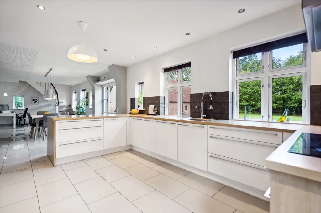 Cucina - Architect-Designed Farmhouse with Stables in Brande