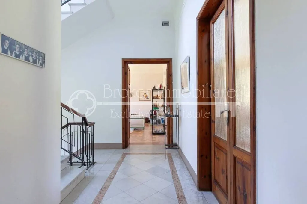 Esik - Historic Villa with Pool near Lucca
