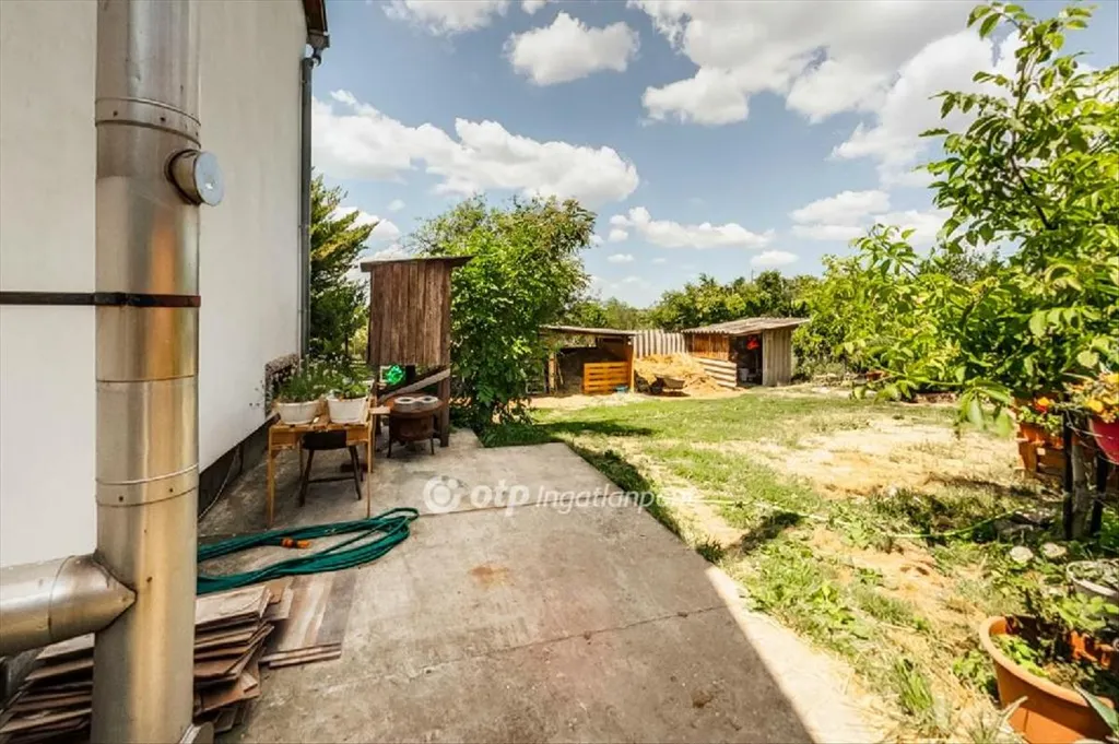 Jardin - Three-Storey House with Large Plot in Sóskút