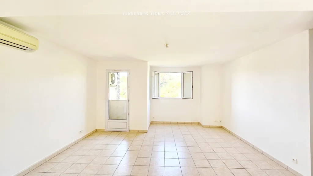 Pièces - Appartement T4 Traversant avec Vue sur les Collines à Montferrat