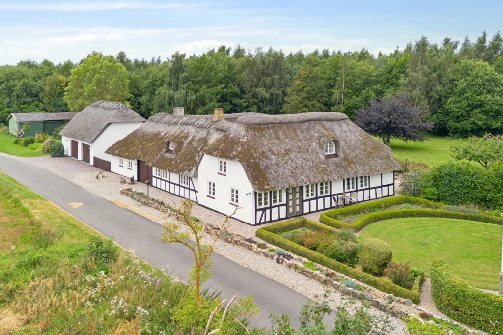 Õhuvaade - Historic Timber Frame House with Private Forest near Bogense