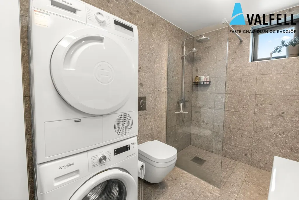 Vannitoad - 3-Bedroom Apartment with South Balcony in Asparskógar
