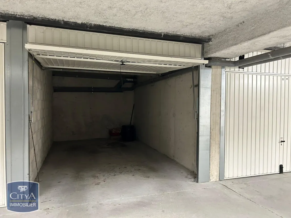 Garage - Appartement avec Terrasse et Vue à Peynier