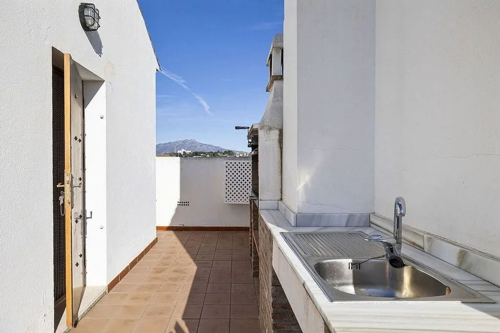 Terrace - Semi-Detached House with Pool in Bel Air