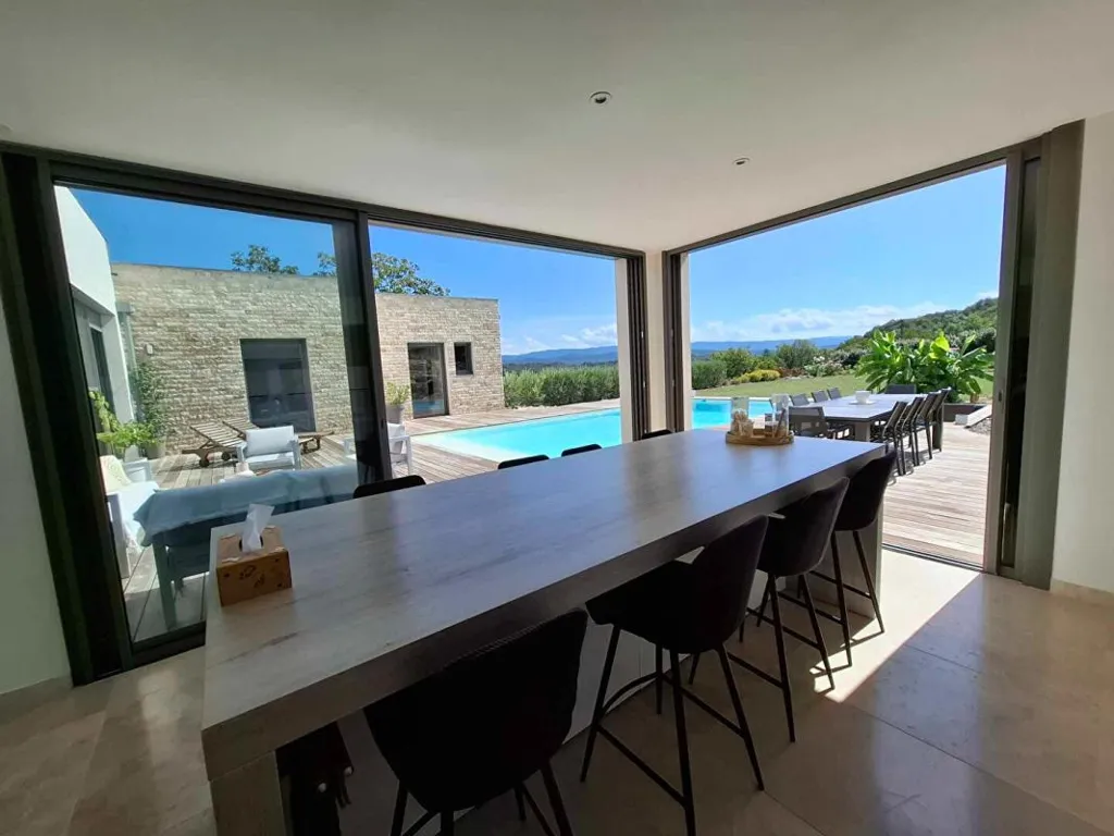 Salle à manger - Maison Contemporaine avec Piscine au Village de Ramasse