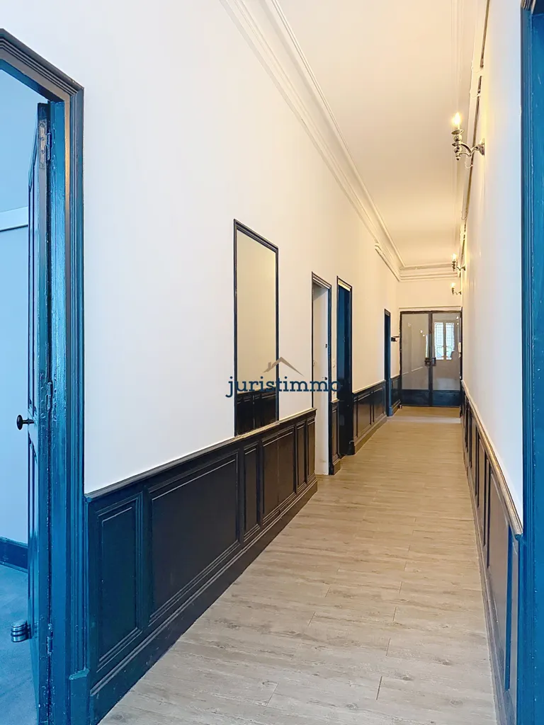 Esik - Haussmannian Apartment with Covered Terrace in Orange