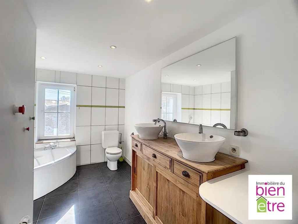 Salles de bain - Maison Rénovée avec Terrasse à Roux-Miroir
