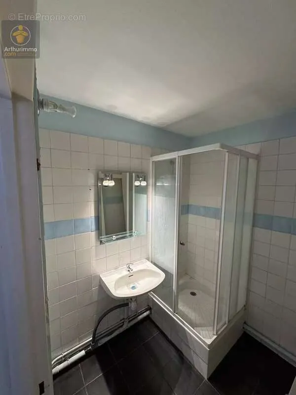 Bathrooms - 2-Bedroom Apartment with Balcony in Metz