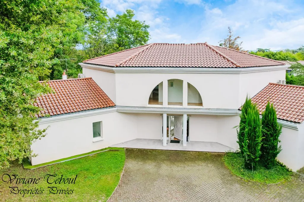 Vue aérienne - Maison Contemporaine avec Piscine à Ecully
