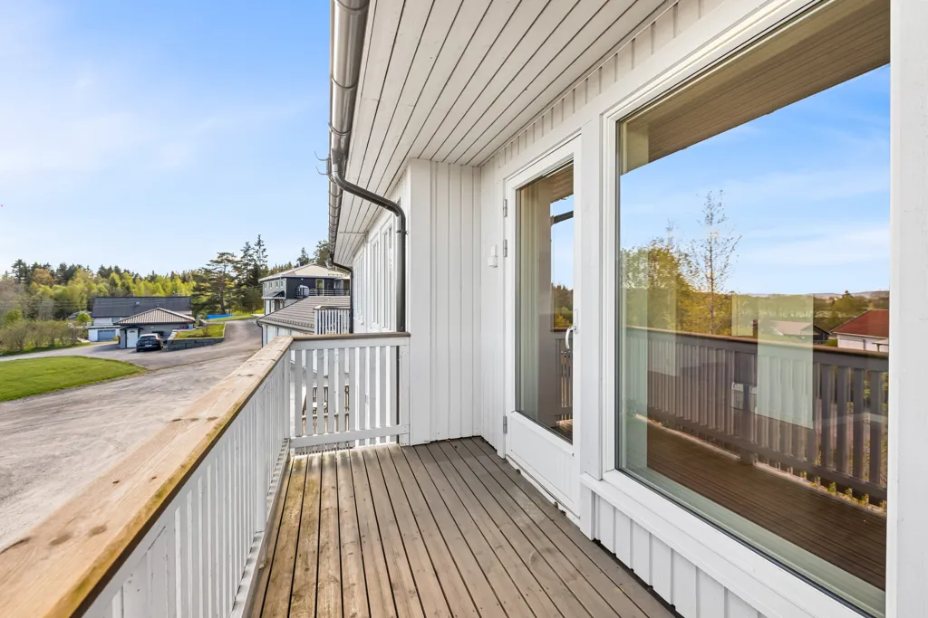 Rõdu - Well-Maintained 3-Bed Flat with Garage in Family-Friendly Area
