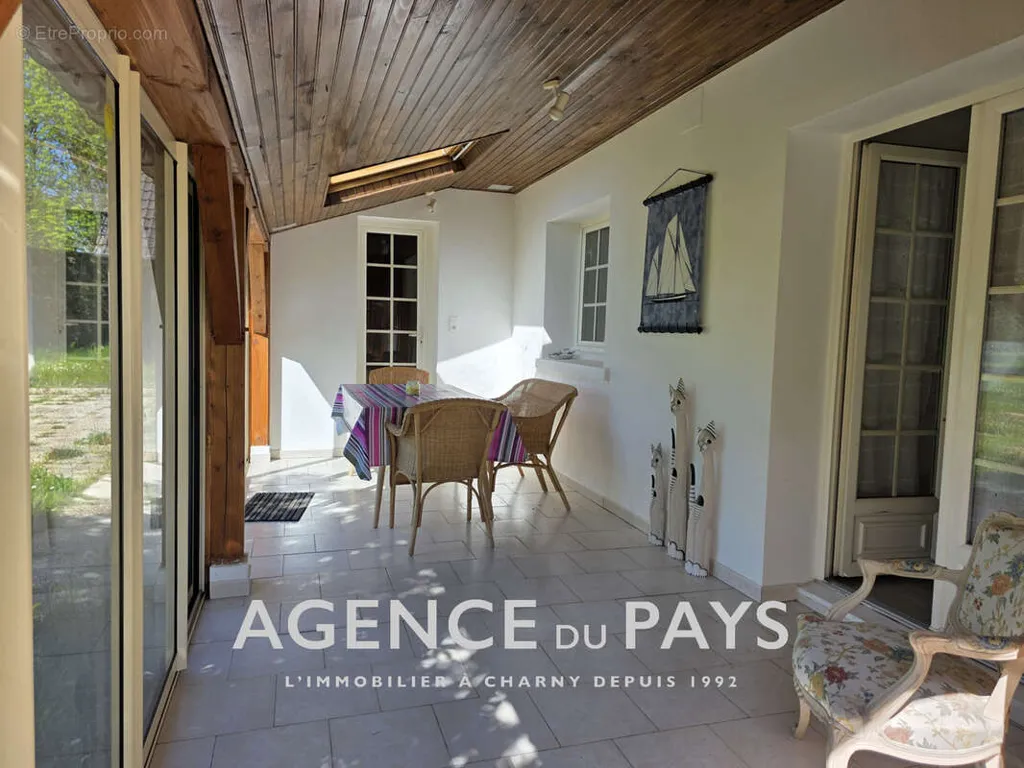 Terrasse - Maison Contemporaine avec Jardin à Charny