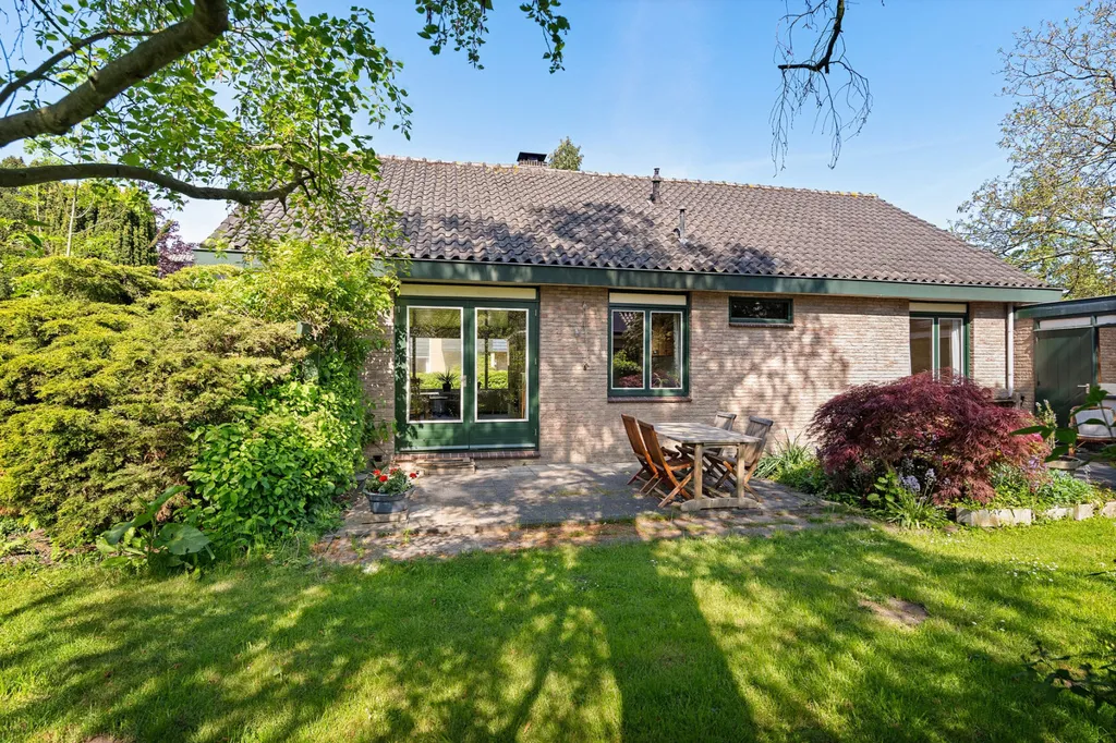 Aed - Detached Bungalow with Garden in Monnickendam