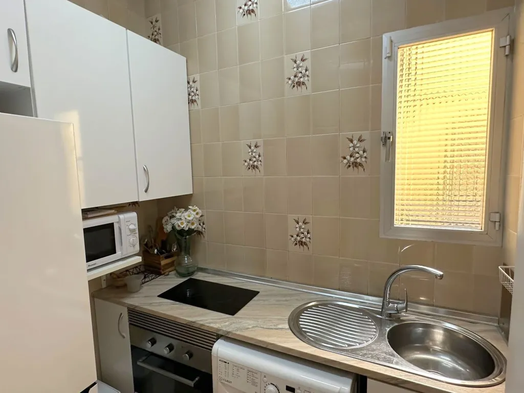 Köök - 2-Bedroom Flat with High Ceilings in Adelfas