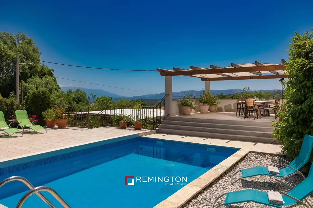 Bassein - House with Pool and Sea View