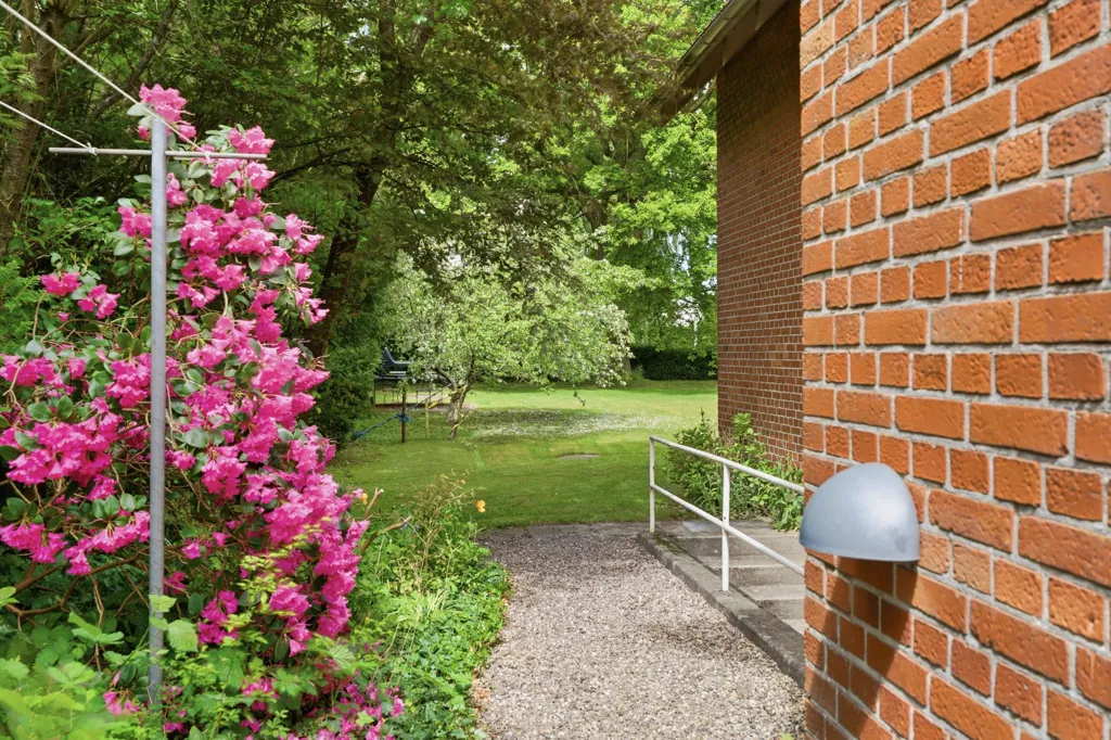 Jardin - Red Brick Villa with Garden in Øsby
