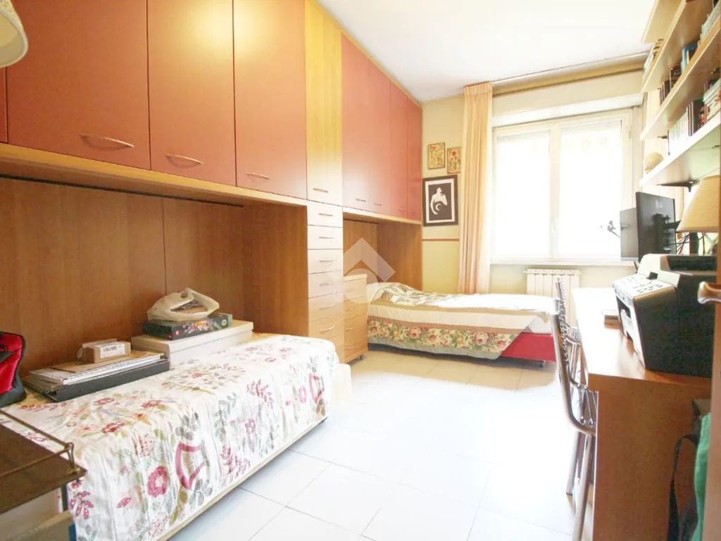 Chambres - 4-Bedroom Apartment with Private Garden in Prato