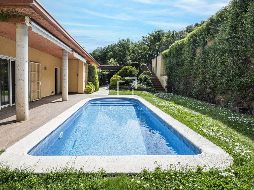 Piscine - Luxury Villa with Pool in Sant Cugat