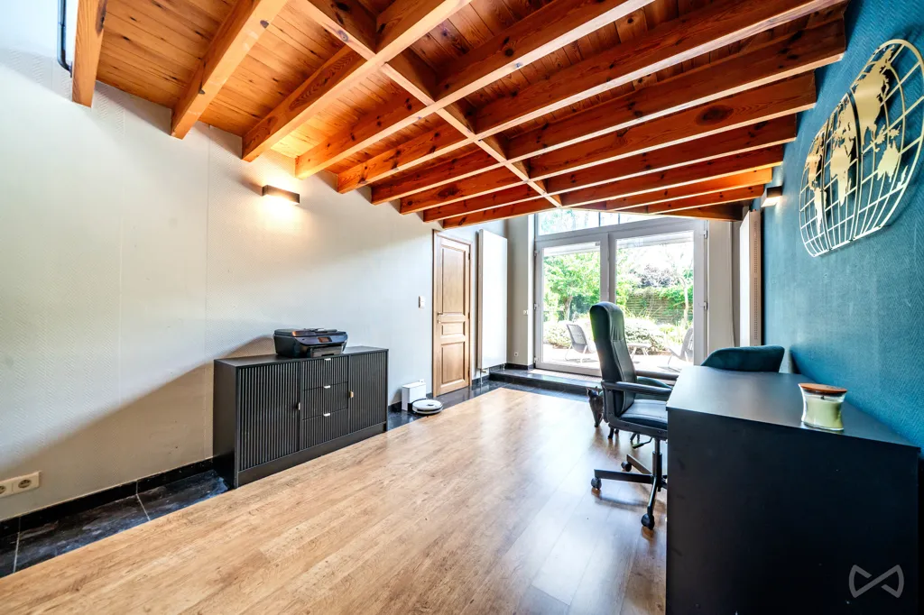Kabinet - Three-Storey House with Terrace in Bray
