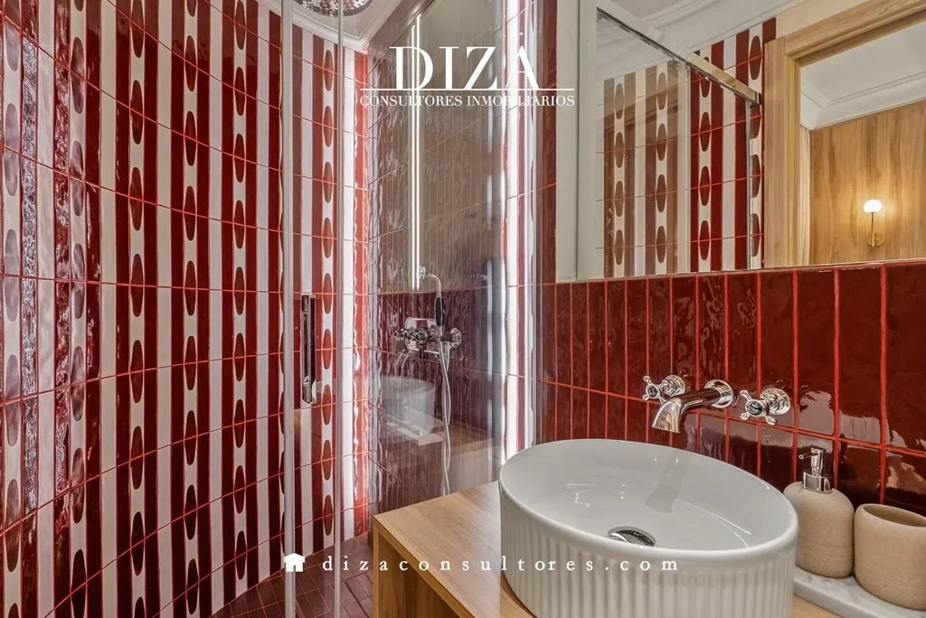 Vannitoad - Luxury 6-Bedroom Apartment in Madrid