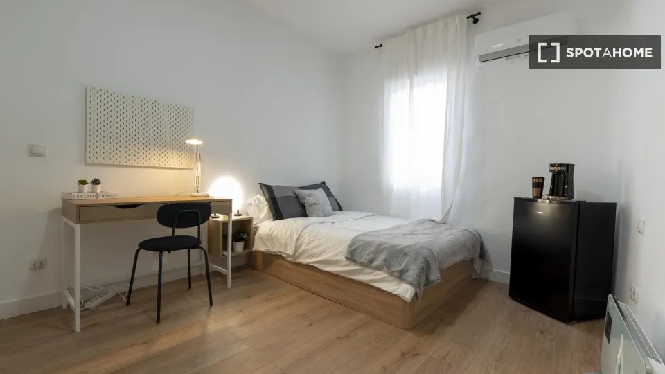 Camere da letto - Shared Apartment with Kitchen in Ríos Rosas