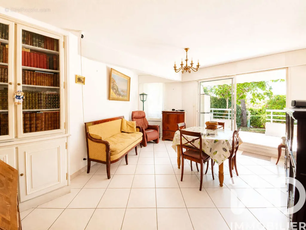 Elutuba - Charming Apartment with Parking in Saint-Raphaël