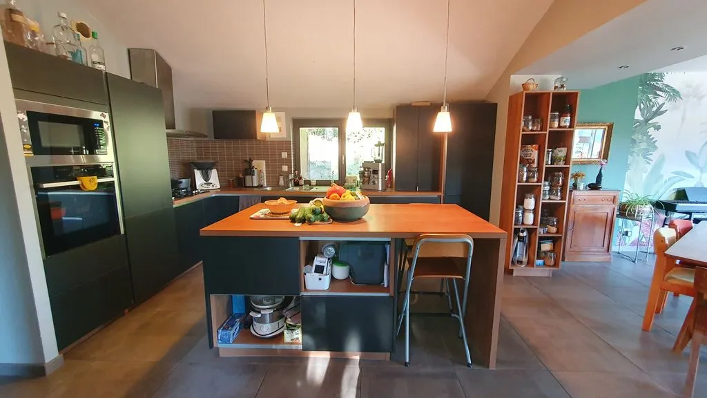 Cuisine - Maison de Luxe avec Piscine à Cordelle