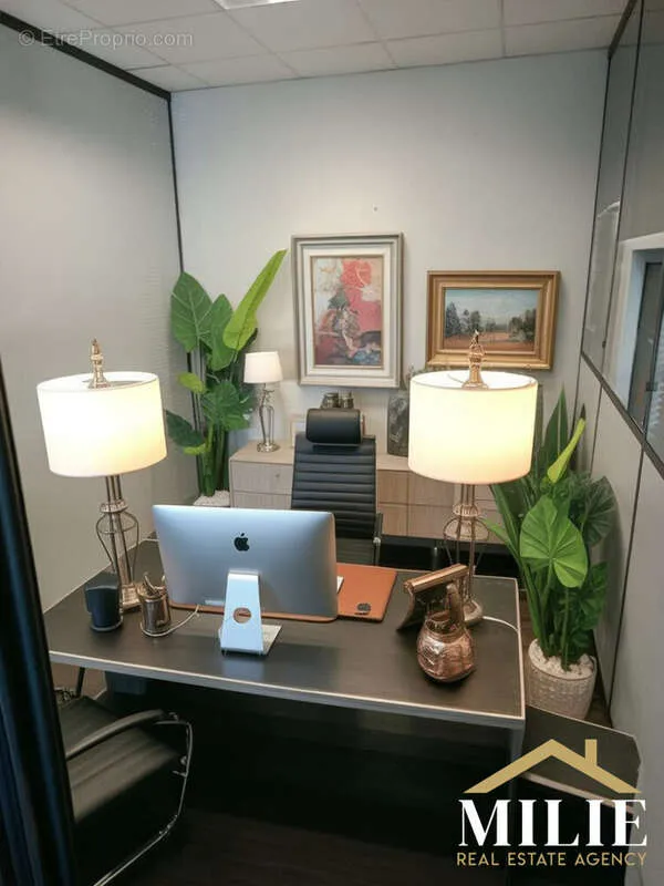 Bureau - Bureaux en rez-de-chaussée avec accès direct à La Seyne-sur-Mer