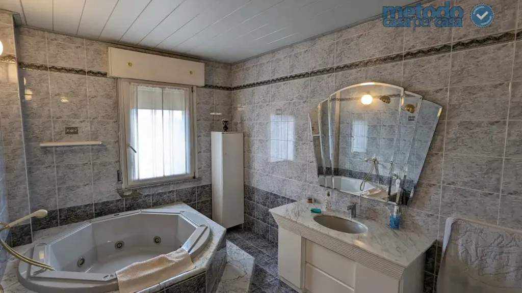 Bathrooms - Villa with Workshop and Apartments in Gavello