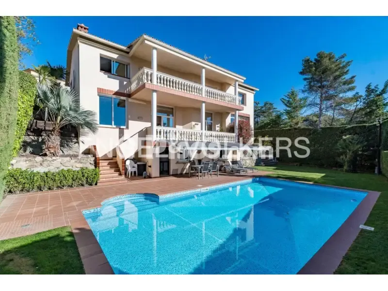 Bassein - Renovated Seafront House in Cabrils