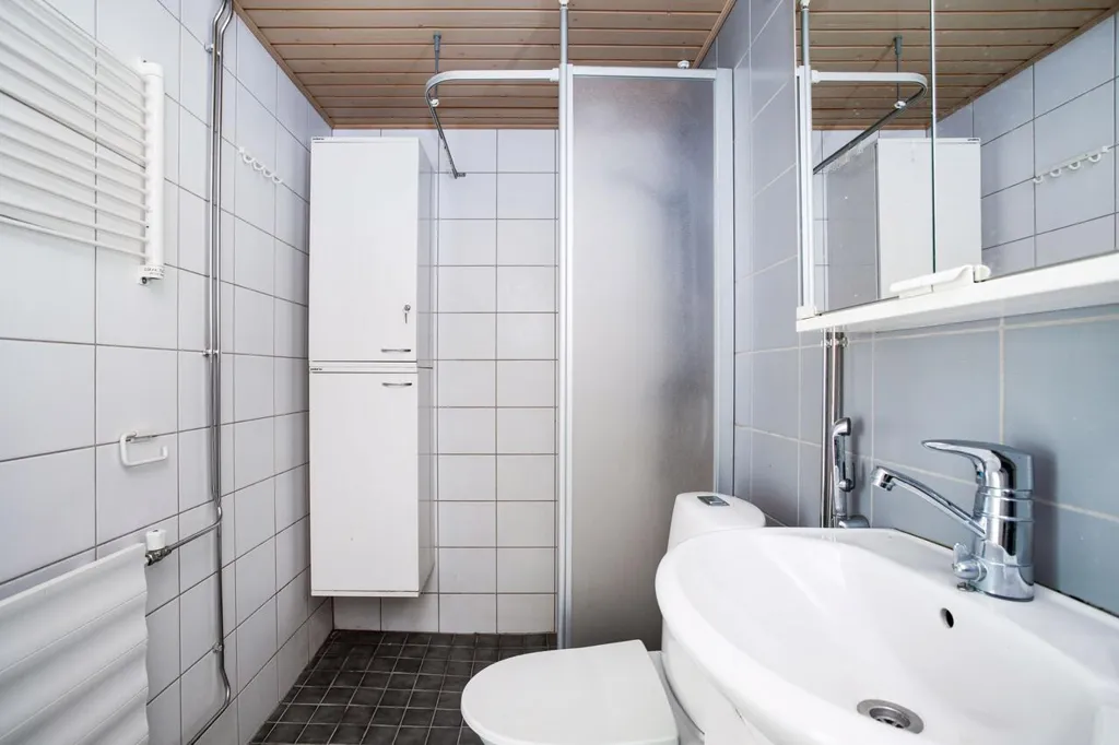 Bathrooms - Compact Triplex with Balcony in Roihuvuori, Helsinki