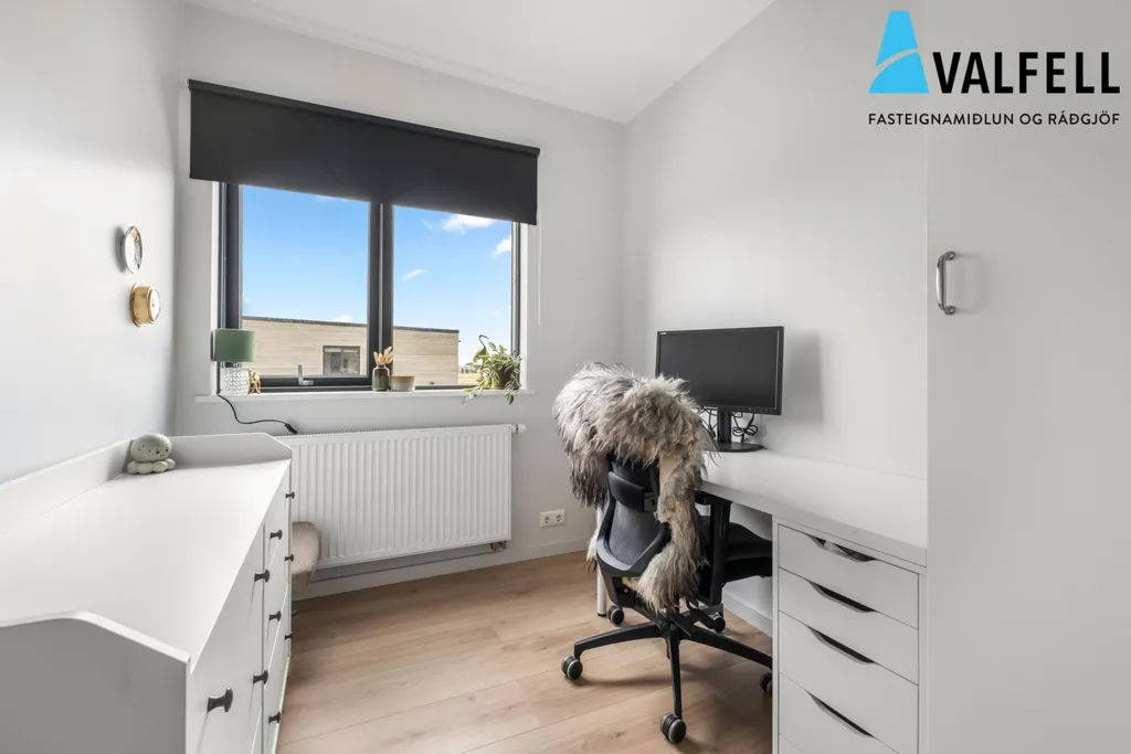 Kabinet - 3-Bedroom Apartment with South Balcony in Asparskógar