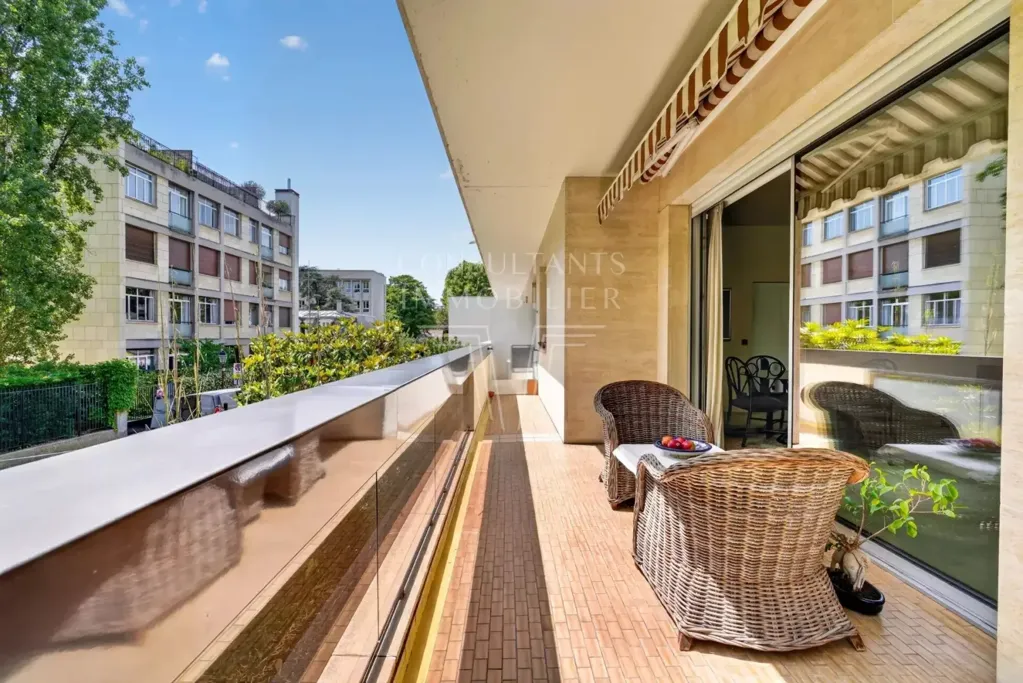 Balcone - Spacious Apartment with Balcony in Neuilly