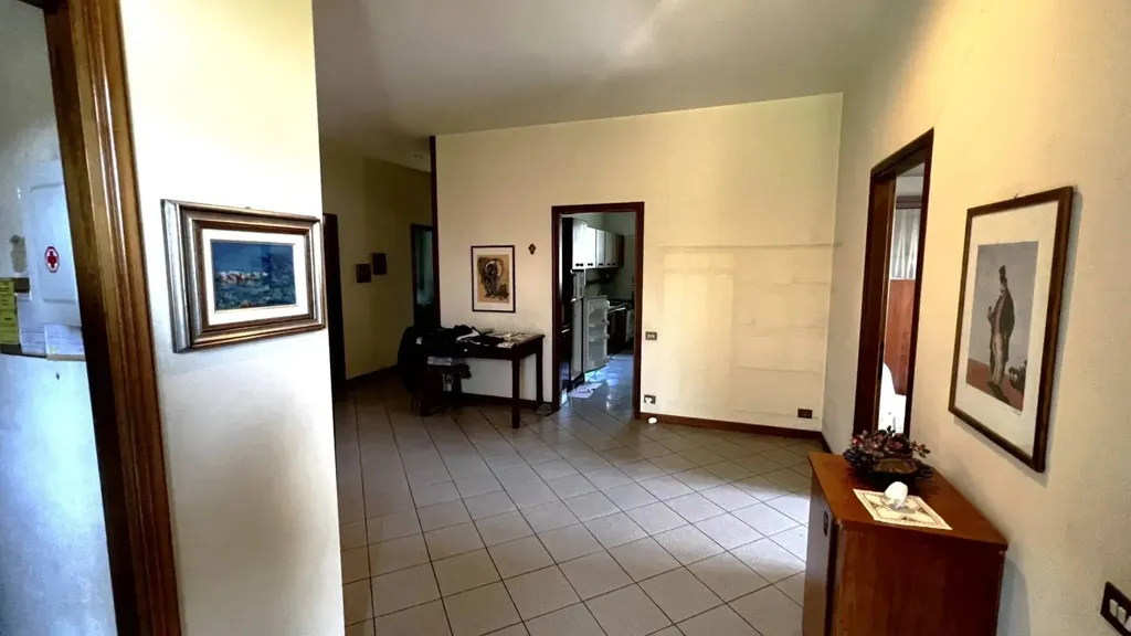 Esik - Villa with Edificabile Potential in Bernareggio
