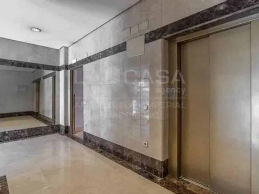 Esik - Corner Flat with Terraces in Imperial, Madrid