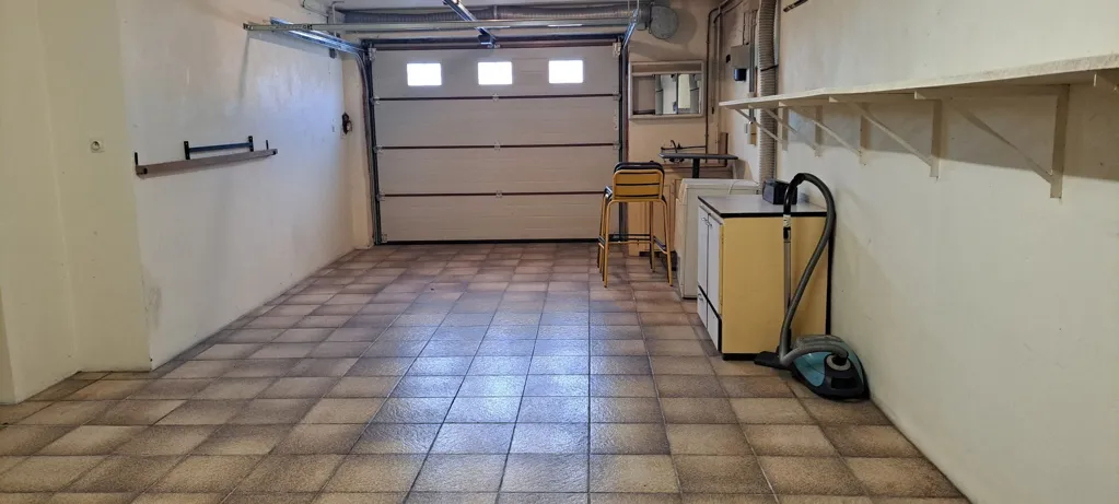 Garage - Maison avec Vue Dégagée sur les Hauteurs d'Objat