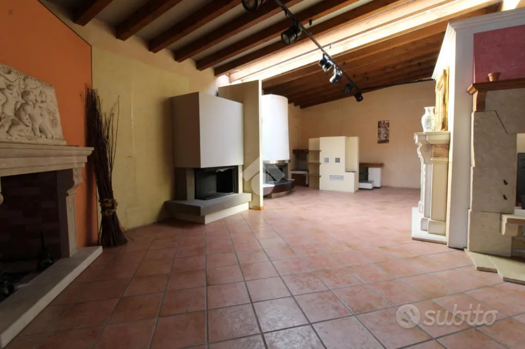 Soggiorno - Industrial Complex with Exhibition Space near Brescia
