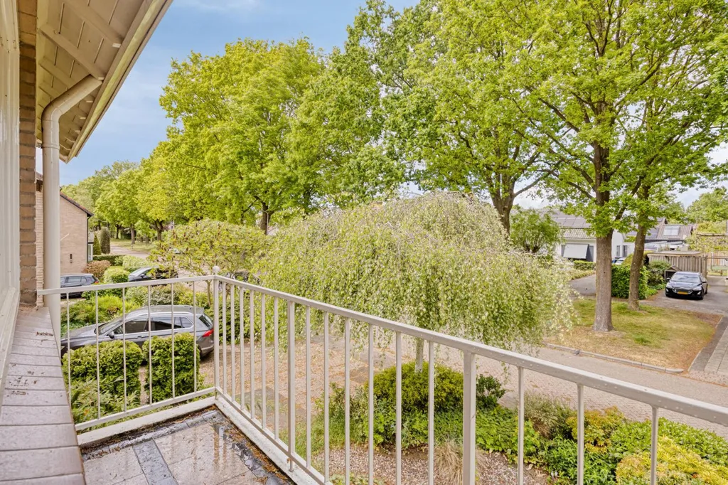 Balcon - Two-Storey House with Garage in Zwolle