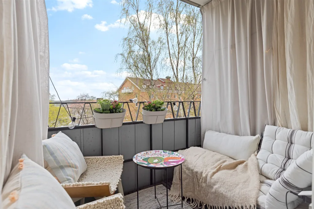 Rõdu - Stylish Apartment with South-Facing Balcony in Gärdet