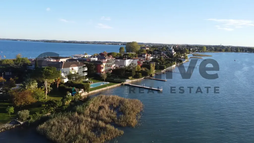 Õhuvaade - Lakefront Bilocale with Garden in Sirmione