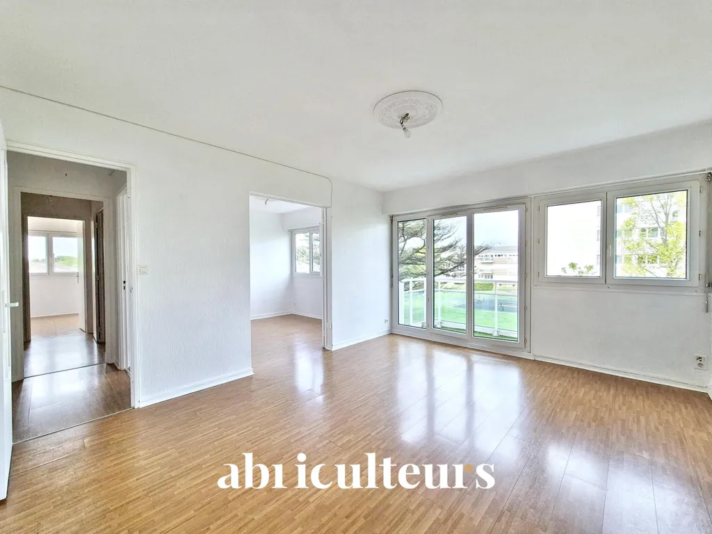 Séjour - Appartement 6 Pièces avec Balcon dans le Calme