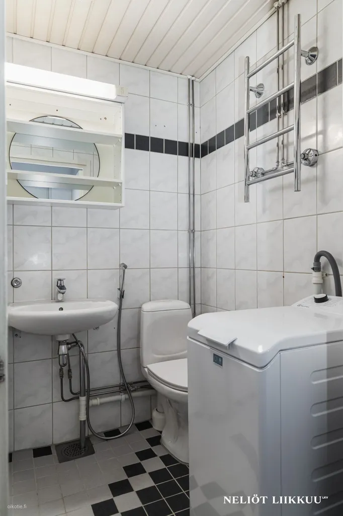 Vannitoad - 1950s Charm Flat with Balcony in Central Helsinki