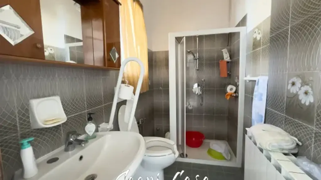 Bathrooms - Detached House with Garden in Mezzomerico