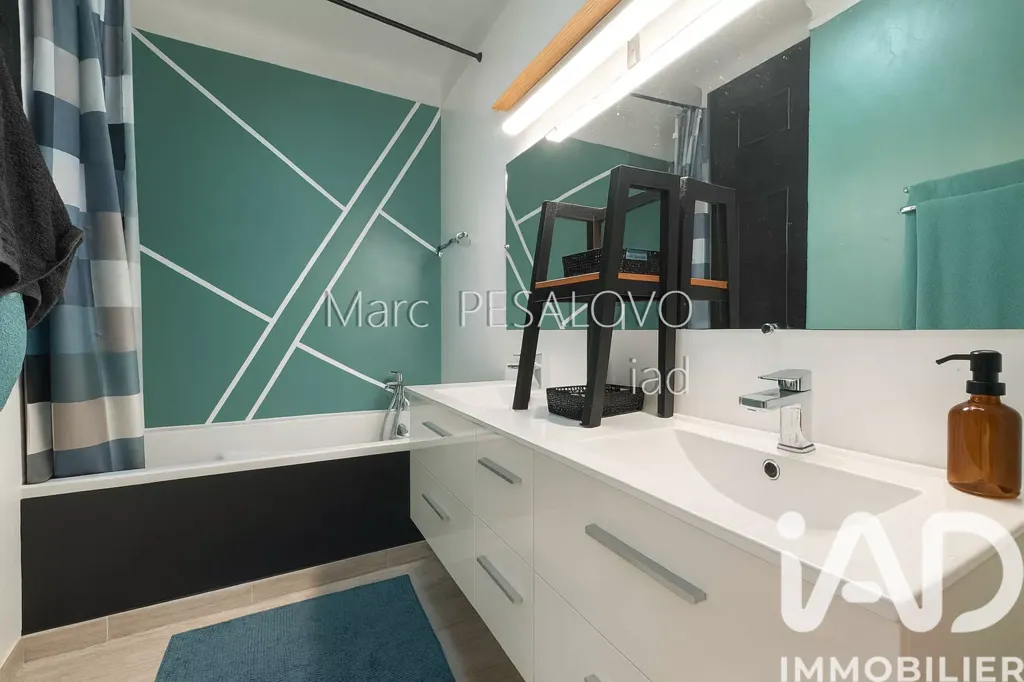 Bathrooms - Traversant Apartment with Balcony in Perpignan
