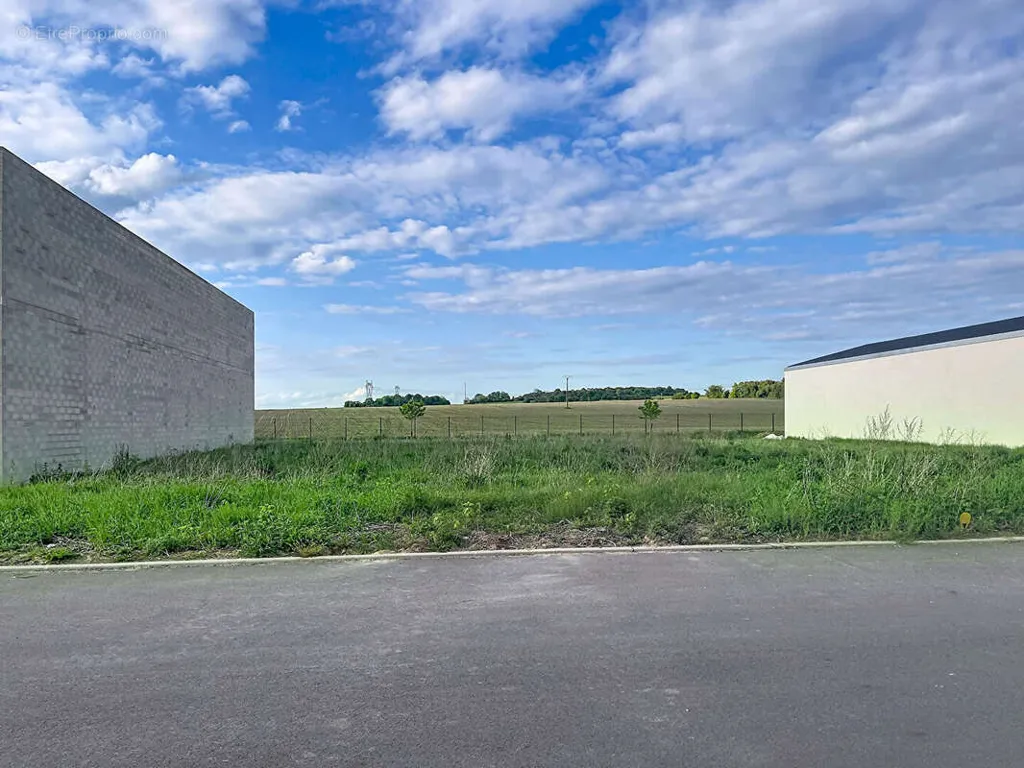 Garden - Commercial Plot with Easy Access in Villiers Saint Frédéric