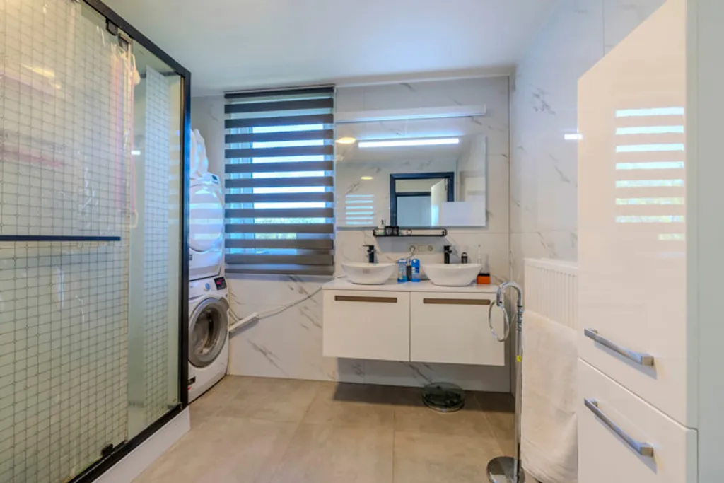 Salles de bain - Maison Moderne avec Espace Vert à Balen