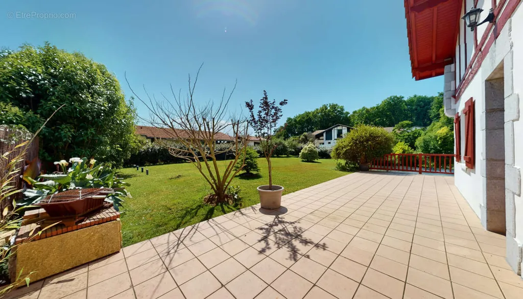 Aed - Family House with Complete Basement on Hasparren Heights